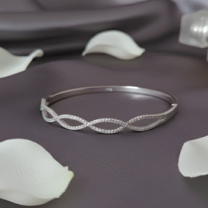 Symbolizing infinite elegance and enduring style, the Loopé Bangle Bracelet features two fluid waves that intertwine into an infinity motif. Its minimal yet striking design makes it a versatile piece — perfect as a meaningful gift or as your own signature bracelet
